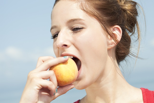 "mergina valgo persiką"
