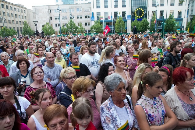 TV3_Vasaros_sventes_Jonines_Liepos_6_oji_Himno_giedojimas_Foto_Ruslano_Kondratjevo