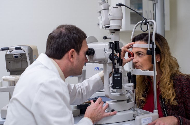 Jurga Anusauskiene tiria mikrochirurgas dr Paulius Rudalevičius prieš lazerinę akių korekciją (Small)