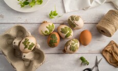 Diy,Easter,Eggs,With,Natural,Leaves,,Creating,Patterns,On,Eggs