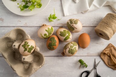 Diy,Easter,Eggs,With,Natural,Leaves,,Creating,Patterns,On,Eggs