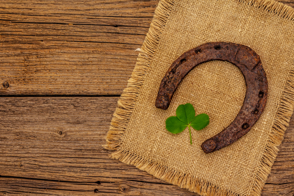 Very,Old,Cast,Iron,Metal,Horse,Horseshoe,,Fresh,Clover,Leaf.