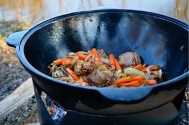 26. KÐ reikia Øinoti apie maisto gamybÐ ketaus puodose.