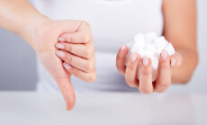 Woman,Is,Holding,A,Handful,Of,Sugar,Cubes