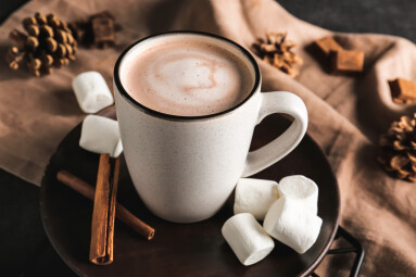 Cup,Of,Tasty,Cocoa,Drink,And,Marshmallows,On,Table