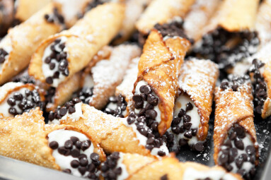 Tray,Full,Of,Freshly,Filled,Cannolis,With,Chocolate,Chips,And