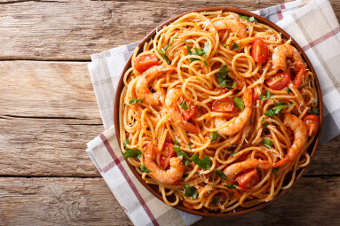 Spicy,Spaghetti,With,Shrimps,In,Tomato,Sauce,Close-up,On,A