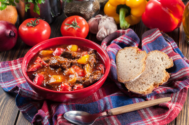 Traditional,Hungarian,Beef,Goulash,With,Red,And,Yellow,Pepper