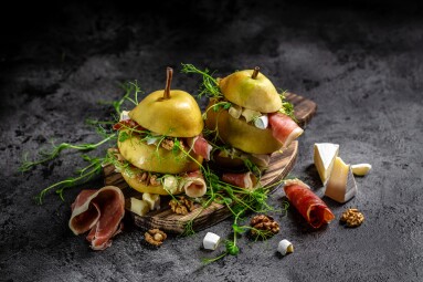 Pear,Appetizer,With,Prosciutto,Or,Spanish,Jamon,,Pears,,Camembert,,Walnut