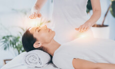 Side,View,Of,Calm,Young,Woman,Receiving,Reiki,Healing,Therapy