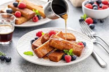 French,Toast,Sticks,With,Maple,Syrup,And,Fresh,Berries,,Made