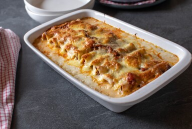 Fresh,Baked,Pasta,Casserole,With,Stuffed,Cannelloni.,Baked,With,Bolognese