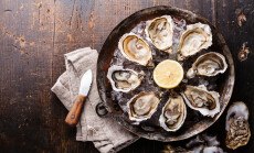 Opened,Oysters,On,Metal,Copper,Plate,On,Dark,Wooden,Background