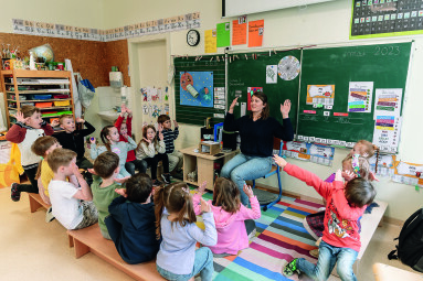 Darželyje vaikus ugdo kvalifikuoti mokytojai iš Prancūzijos ir kitų užsienio šalių.
