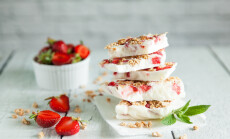 Healthy,Frozen,Yogurt,Barks,With,Strawberry,And,Homemade,Granola,For
