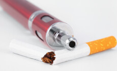 E-zigarette,And,A,Broken,Tobacco,Cigarette