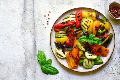 Grilled,Colorful,Vegetable,:,Bell,Pepper,,Zucchini,,Eggplant,On,A