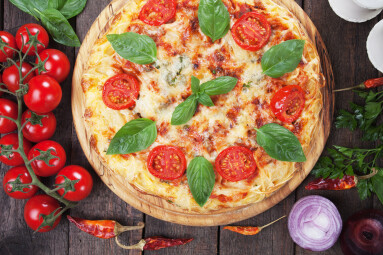 Italian,Spaghetti,Pizza,Margherita,With,Cheese,,Tomato,And,Basil