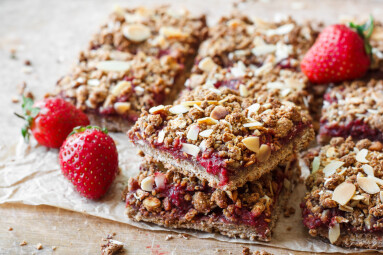 Oat,Crumble,Bars,With,Strawberries