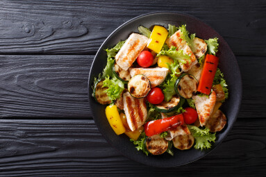 Grilled,Chicken,Breast,And,Summer,Vegetables,Close-up,On,A,Plate
