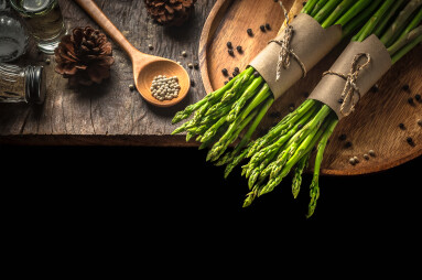 Bundle,Of,Fresh,Green,Asparagus,On,A,Rustic,Wooden,Table