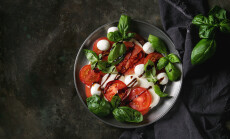 Italian,Caprese,Salad,With,Sliced,Tomatoes,,Mozzarella,Cheese,,Basil,,Olive