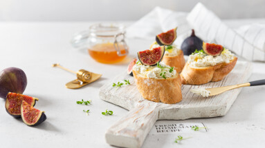 Fig,,Cream,Cheese,And,Honey,Sandwiches.,Canape,Or,Crostini,With