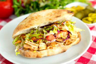 Delicious,Chicken,Sandwich,Doner,Kebab,With,Some,Raw,Vegetables,Served