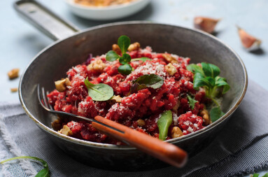 Beetroot,Risotto,With,Parmesan,,Italian,Cuisine,,Vegetarian,Meal