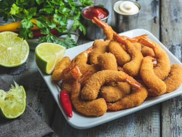 Fried,Breaded,Shrimps,Served,With,Lime,And,Coriander,Leaves,On