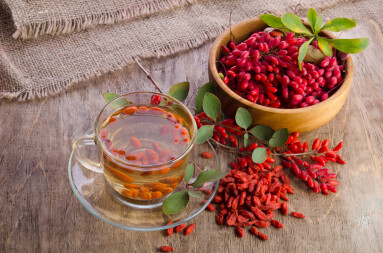 Goji,Fresh,Antioxidant,Tea,In,Glass,Cup,And,Barberries,In