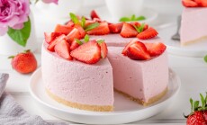 No,Bake,Cheesecake,With,Fresh,Strawberries,On,A,White,Wooden