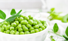 Green,Peas,With,Leaves,On,White,Background