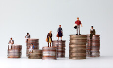 Miniature,People,Standing,On,Piles,Of,Different,Heights,Of,Coins.