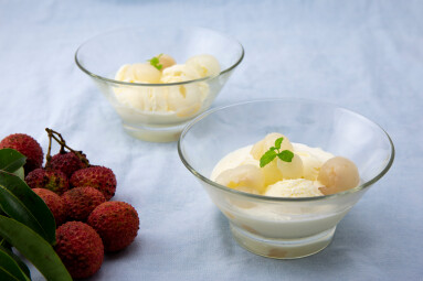 Garnished,Lychee,And,Vanilla,Ice,Cream,With,Lychee,Leaf