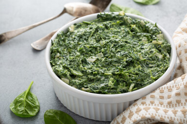 Creamed,Spinach,With,Garlic,In,A,White,Bowl