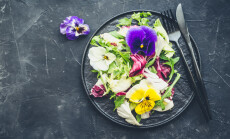 Healthy,Salad,With,Green,And,Purple,Lettuce,And,Edible,Flowers