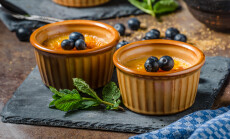 Creme,Brulee,With,Berries,,Delicious,And,Simple,French,Dessert