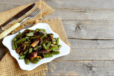 Delicious,Fried,Green,Beans,With,Mushrooms,And,Spices,On,A