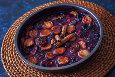 Oven-baked,Plums,With,Cinnamon,And,Brown,Sugar