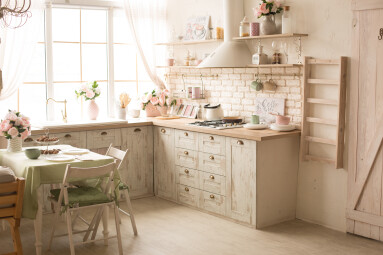 Kitchen,With,Bright,Fresh,Flowers.,Kitchen,Interior,In,Green