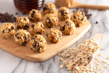 Peanut,Butter,And,Oatmeal,Energy,Balls,With,Mini,Chocolate,Chips