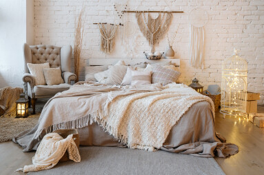 Front,View,Of,Cozy,Bedroom,With,Soft,Plaid,And,Warmth