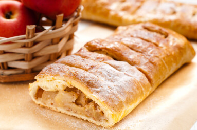 Slice,Of,An,Apple,Strudel,On,The,Table
