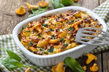 Chanterelle,Pasta,Casserole,With,Spinach,Leaves,And,Cheese,Served,Hot