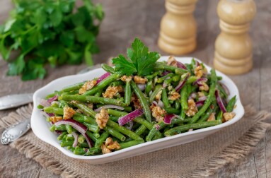 Green,Bean,And,Walnut,Salad,With,Red,Onion,,Parsley,And