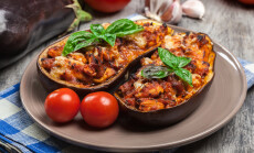 Baked,Eggplant,With,Pieces,Of,Chicken,In,Tomato,Sauce