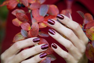 Autumn,Leaves,And,Bordeaux,Nails