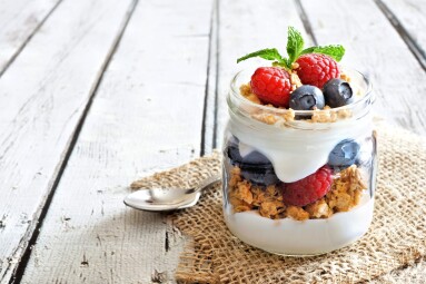 Healthy,Blueberry,And,Raspberry,Parfait,In,A,Mason,Jar,On