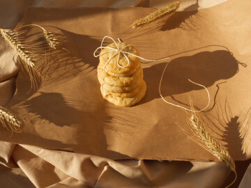 Traditional,South,Tyrol,Crispy,Bread,Cookies,With,Ribbon,On,Craft